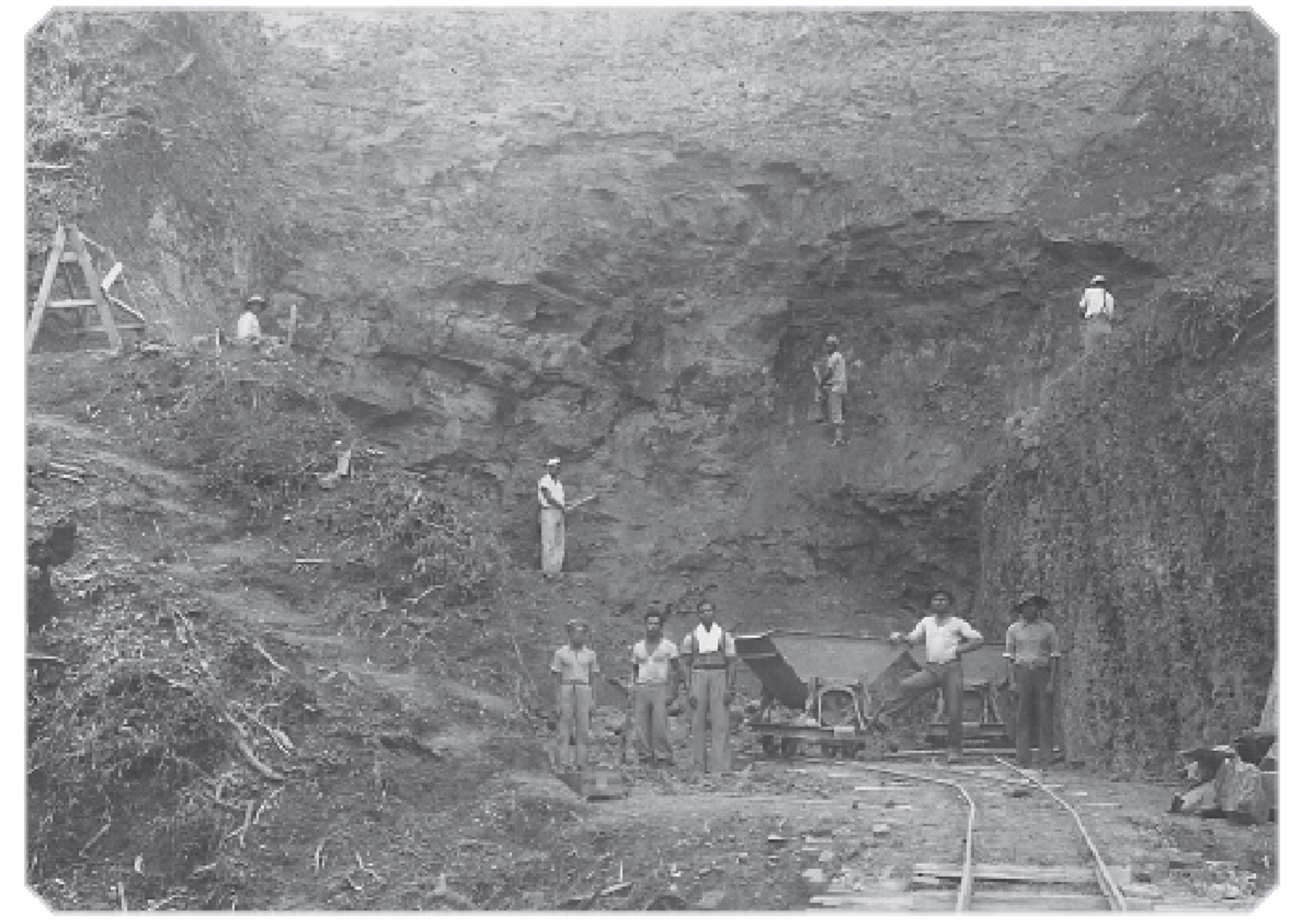 Foto dos serviços rudimentares de emboque de túnel - na década de 1930.