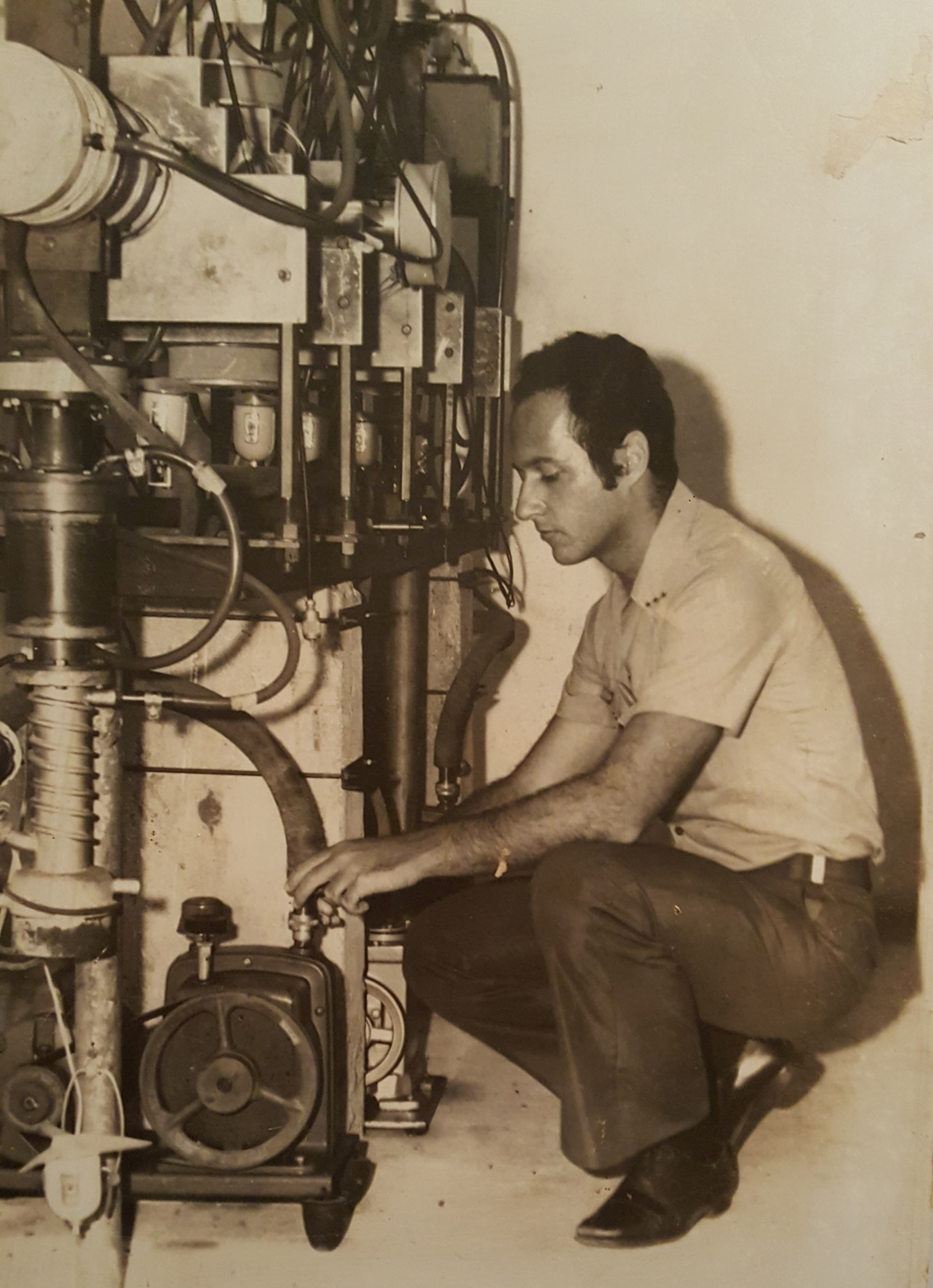 Foto do então Cap Ruas manusando o Acelerador de Elétrons projetado e desenvolvido no IME.