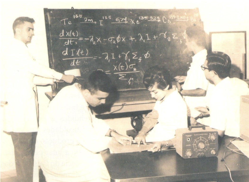 Foto da sala de aula nos anos 50, no IME.