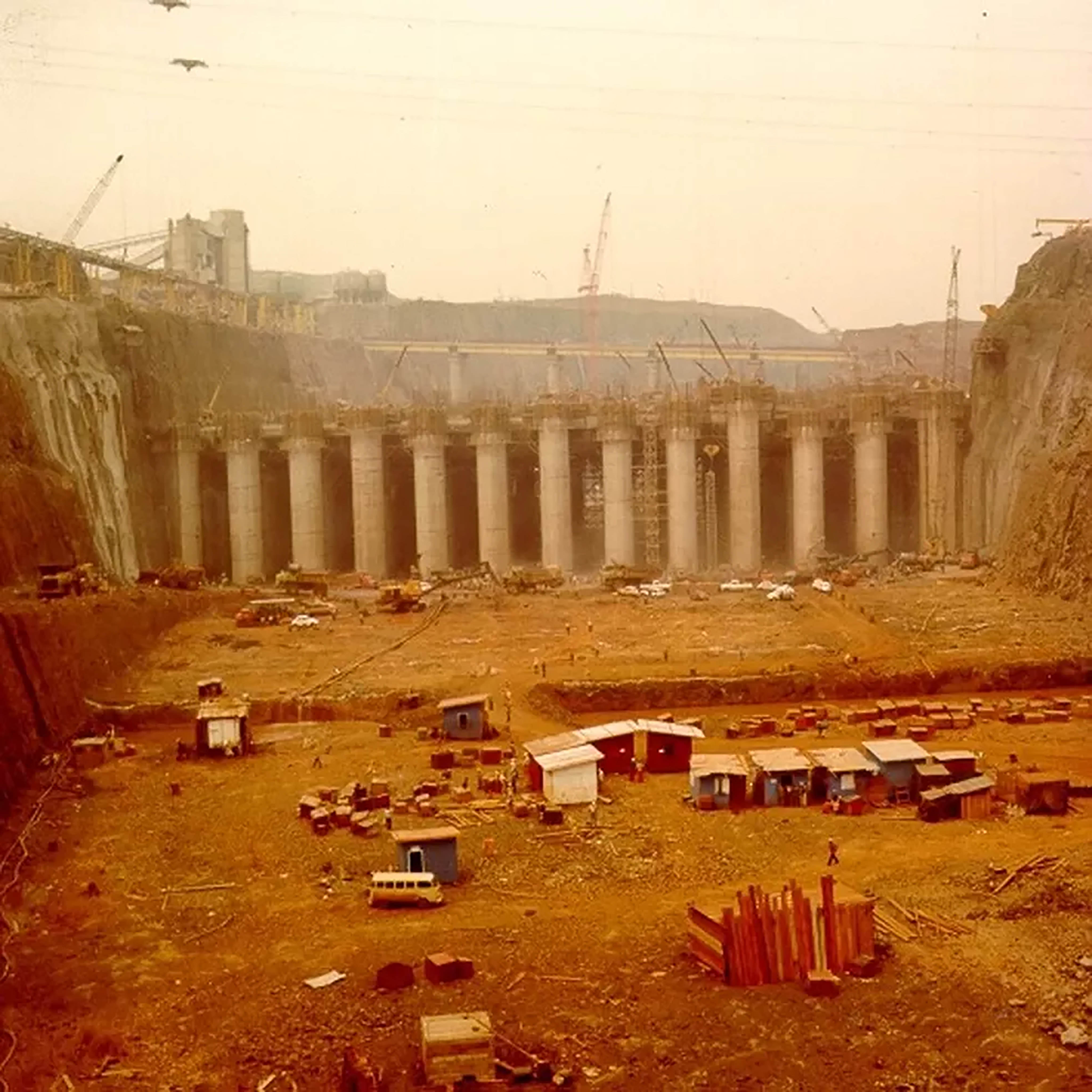 Imagem da construção de Itaipu