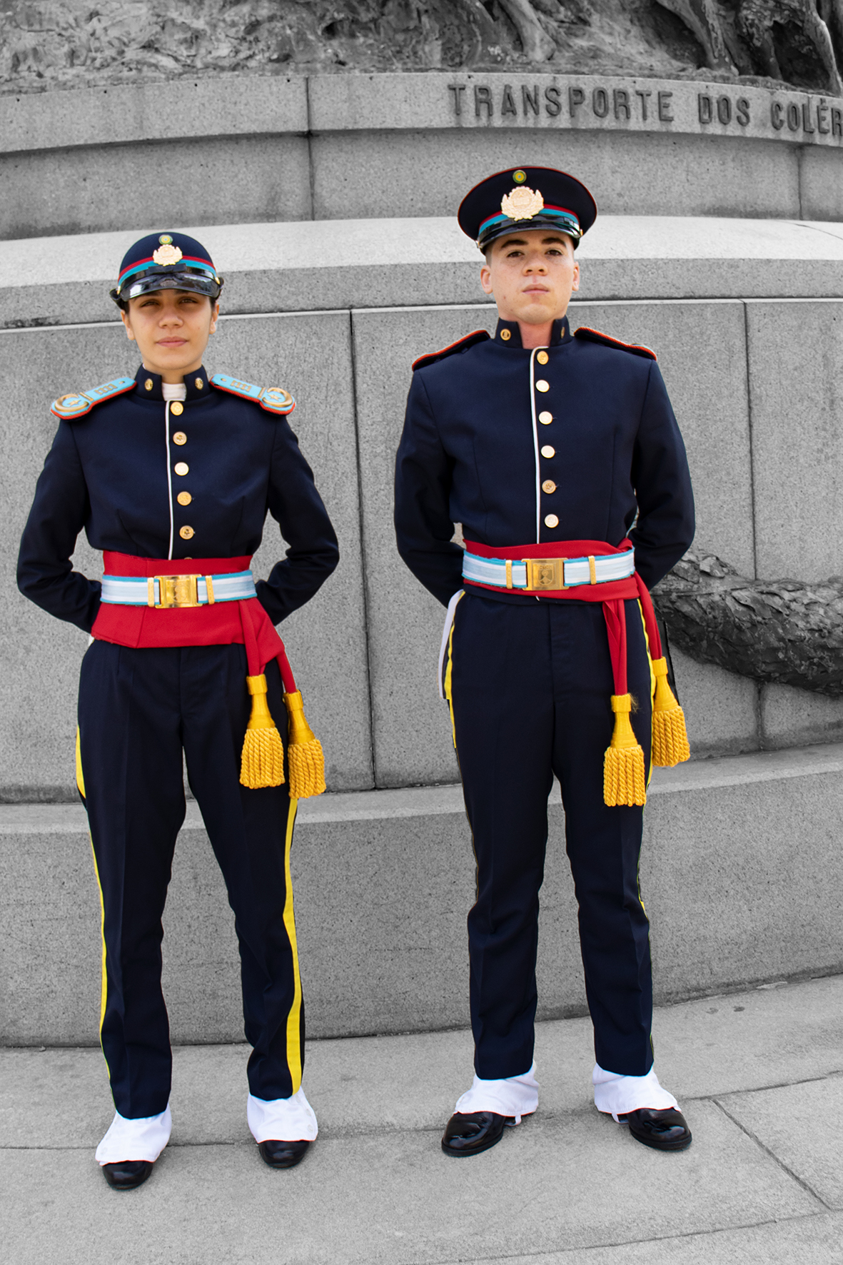 Foto de alunos uniformizados com uniforme histórico do IME